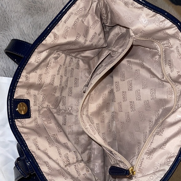 Beautiful lightly used Michael Kors bag purchased from Macy’s - Picture 7 of 9